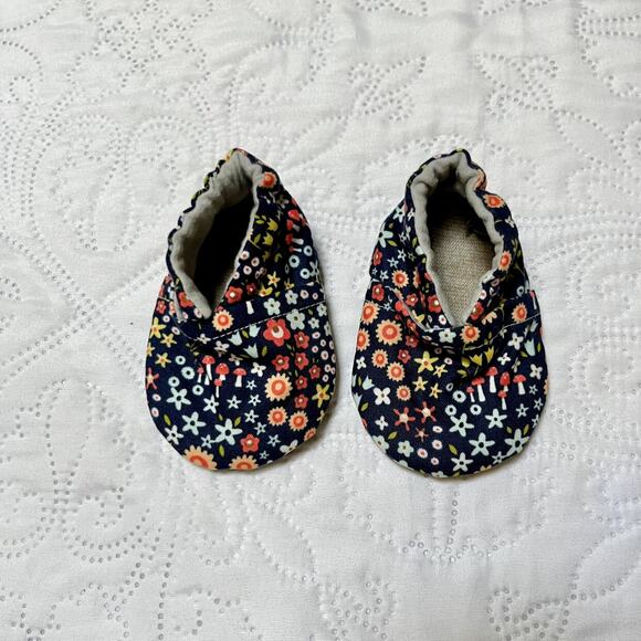 NWT Cabooties Handmade Baby Booties 0-6m - Picture 2 of 7